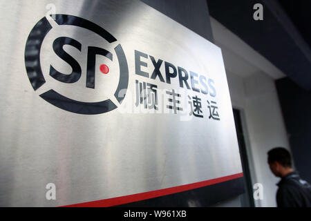 --File--un personale cinese è visto presso una filiale di S.F. Express in Cina a Shanghai, 10 ottobre 2011. Chinas 35.000 express consegna le aziende possono spedire Foto Stock