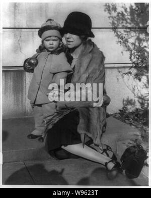 Alice (Roosevelt) Longworth, 1884- , ritratto a figura intera, per il suo 43° compleanno, seduto a passo con la sua bambina di due anni Paulyna, rivolto verso sinistra Foto Stock