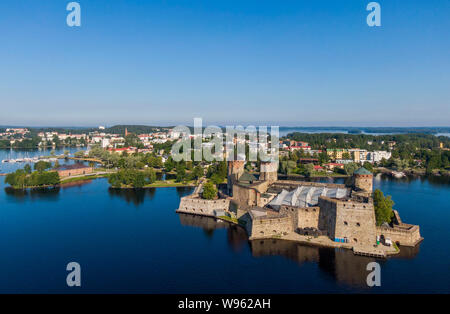 Vista aerea di Olavinlinna castello e la città di Savonlinna in Finlandia Foto Stock