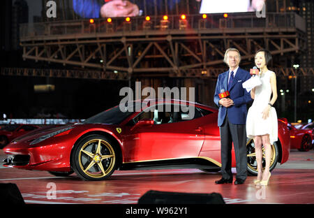 TV cinese hostess Luyu Chen, destra parla accanto al presidente della Ferrari Luca Cordero di Montezemolo e una Ferrari 458 Italia limitato per il marchio cinese Foto Stock