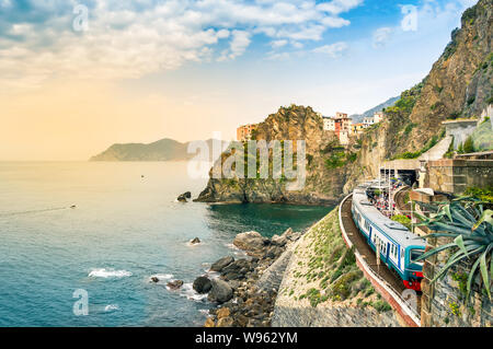 Manarola, Cinque Terre - stazione ferroviaria nel piccolo villaggio con case colorate sulla scogliera che si affaccia sul mare. Parco Nazionale delle Cinque Terre con robusto coastlin Foto Stock