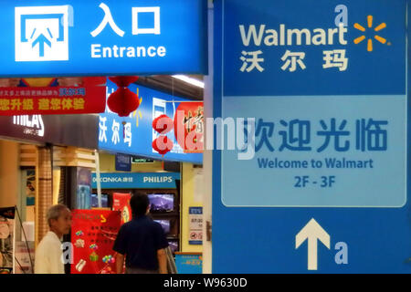 --FILE--i clienti cinesi andare a fare shopping in un supermercato Walmart in Cina a Shanghai, 1 settembre 2011. Wal-Mart Stores Inc.s fiscale-primo trimestre orecchio Foto Stock