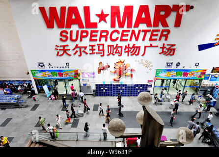 --FILE--i clienti cinesi andare a fare shopping in un Wal-Mart Supercenter nella città di Fuzhou, sudest Chinas provincia del Fujian, 29 aprile 2012. Wal-Mart Stores Inc Foto Stock
