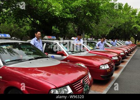 --FILE--cinese i tassisti polvere fuori le loro auto nella città di Shenzhen, sud Chinas nella provincia di Guangdong, 22 aprile 2011. La rapida crescita delle città in sou Foto Stock