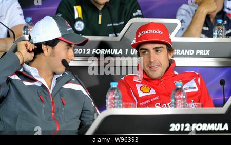 Spagnolo di F1 driver Fernando Alonso (R) del team Ferrari e il messicano F1 driver Sergio Perez del team di GP2 sono illustrati nel corso di una conferenza stampa a Foto Stock