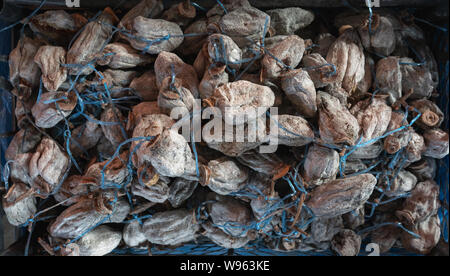 Essiccato persimmon venduto sul mercato tradizionale di Tbilisi, Georgia Foto Stock