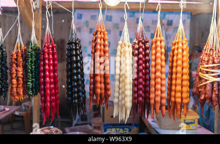 In stile Georgiano tradizionale dolce Churchhela venduto sul mercato tradizionale di Tbilisi, Georgia Foto Stock