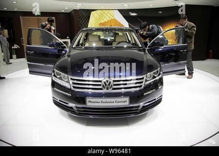 Una Volkswagen Phaeton concetto esclusivo è visibile sul display durante il XII Beijing International Automotive Exhibition, noto come Auto China 2012, in essere Foto Stock