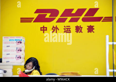 --File--un personale cinese è visto in un ufficio di DHL in Cina a Shanghai, 24 novembre 2009. Chinas 35.000 express consegna le aziende possono spedire il pacchetto Foto Stock