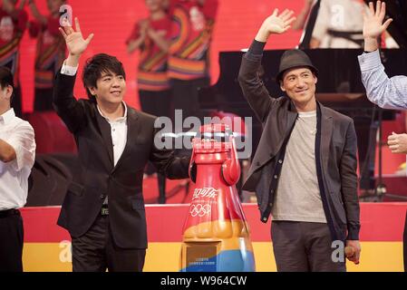 Pianista cinese Lang Lang, a sinistra e a Hong Kong il cantante Jacky Cheung, diritto, onda durante una cerimonia da Coca-Cola per rilasciare un tema olimpico canzone al Foto Stock