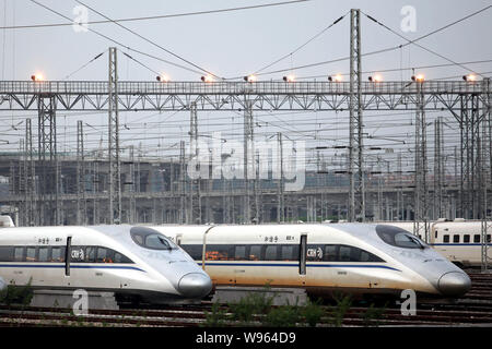 --FILE--CRH (Cina ferrovia ad alta velocità) bullet treni sono illustrati allo Shanghai Hongqiao stazione ferroviaria in Cina a Shanghai, 28 giugno 2011. Chinas Foto Stock