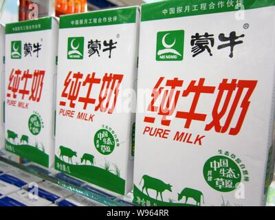 --File--cartoni di Mengniu puro latte sono in vendita presso un supermercato di Nantong, est Chinas provincia dello Jiangsu, 27 marzo 2012. China Mengniu Dairy Co Lt Foto Stock