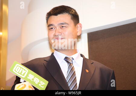 Pensionato cinese superstar di basket Yao Ming assiste ad una cerimonia di firma per la cooperazione tra le Olimpiadi speciali e di lusso italiano iscritto instr Foto Stock