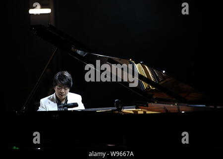 Pianista cinese Lang Lang esegue durante il suo concerto per celebrare Hong Kongs quindicesimo anniversario del ritorno di Hong Kong, Cina, 2 luglio 2012. Foto Stock