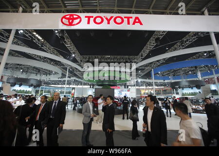 --File--i visitatori sono visti presso lo stand della Toyota durante un auto show di Pechino, Cina, 23 aprile 2012. Porcellane di passeggero veicolo le vendite sono cresciute in giugno, Foto Stock