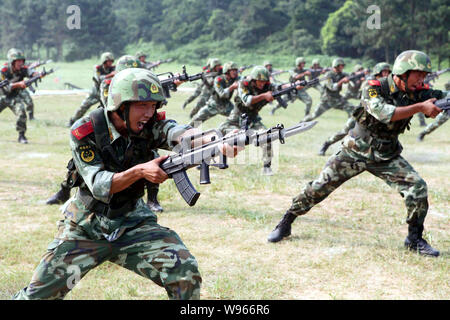 --FILE--cinese poliziotti paramilitari esercizio durante una sessione di formazione in Wuxi, est Chinas provincia dello Jiangsu, 27 luglio 2011. La Cina sarà boost Foto Stock