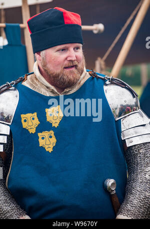 Re-enactors stadio la battaglia di Shrewsbury 1403 sul campo di battaglia di originale nel luglio 2019 ritratto di uomo armato cavaliere o Foto Stock