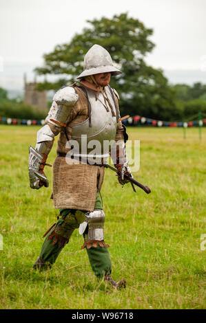 Re-enactors stadio la battaglia di Shrewsbury 1403 sul campo di battaglia di originale nel luglio 2019 Foto Stock