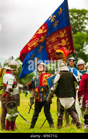 Re-enactors stadio la battaglia di Shrewsbury 1403 sul campo di battaglia di originale nel luglio 2019, royal standard sorvolano il re Foto Stock