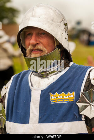 Re-enactors stadio la battaglia di Shrewsbury 1403 sul campo di battaglia di originale nel luglio 2019 ritratto di uomo armato cavaliere o Foto Stock