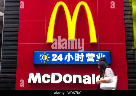 --FILE--pedoni a piedi passato un McDonalds un fast food ristorante a Chongqing Cina, 6 novembre 2012. Rappresentanti dei giganti alimentari KFC e McDonalds Foto Stock