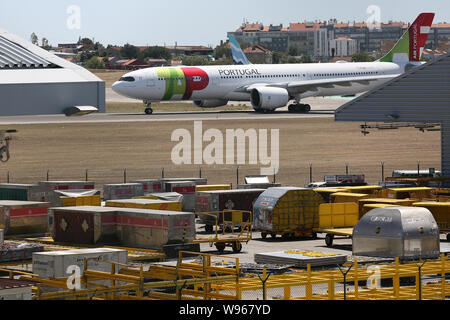 Lisbona, Portogallo. 12 Ago, 2019. Un aereo si prepara a prendere il via al Humberto Delgado Aeroporto di Lisbona, in Portogallo, il 12 agosto, 2019. Carburante portoghese-cisterna drivers' sciopero nazionale ha cominciato come programmato da lunedì per un periodo indeterminato. In Portogallo il governo ha ordinato i servizi minimi di tra 50% e 100% e ha dichiarato una crisi energetica che implica "misure eccezionali' per ridurre al minimo gli effetti di sciopero per garantire la fornitura di servizi essenziali come le forze di sicurezza e le emergenze mediche. Credito: Pedro Fiuza/Xinhua Foto Stock