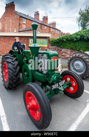 I veicoli storici display vicino all'Abbazia, Shrewsbury Inghilterra Marshall trattore Diesel Foto Stock