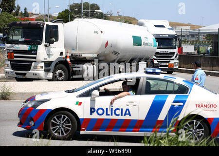 Lisbona, Portogallo. 12 Ago, 2019. I funzionari di polizia del combustibile escort-petroliere lasciando il Humberto Delgado Aeroporto di Lisbona, in Portogallo, il 12 agosto, 2019. Carburante portoghese-cisterna drivers' sciopero nazionale ha cominciato come programmato da lunedì per un periodo indeterminato. In Portogallo il governo ha ordinato i servizi minimi di tra 50% e 100% e ha dichiarato una crisi energetica che implica "misure eccezionali' per ridurre al minimo gli effetti di sciopero per garantire la fornitura di servizi essenziali come le forze di sicurezza e le emergenze mediche. Credito: Pedro Fiuza/Xinhua Foto Stock