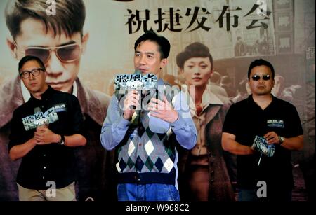 Hong Kong protagonista Tony Leung Chiu Wai, centro amministrazione Alan Mak Siu Fai, destra e Felix Chong Man-Keung frequentare un celebrativa in conferenza stampa per TH Foto Stock