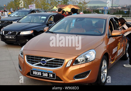 --FILE--auto Volvo sono visibili sul display durante un auto show di Qingdao City East Chinas provincia di Shandong, 22 ottobre 2011. Il braccio DEGLI STATI UNITI dello svedese Foto Stock