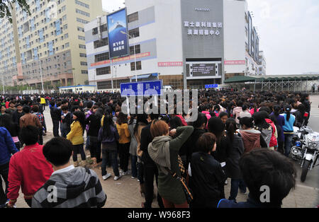 La Folla di cinesi in cerca di lavoro in coda fino al di fuori della fabbrica di Foxconn a Shenzhen, sud Chinas nella provincia di Guangdong, 13 febbraio 2012. Foxconn, Taiw Foto Stock