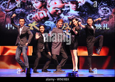 (Da sinistra) Hong Kong attori Daniel Wu e Stephen Fung, attore cinese Feng Shaofeng, Hong Kong modella e attrice Angelababy e Kungfu cinese e m Foto Stock