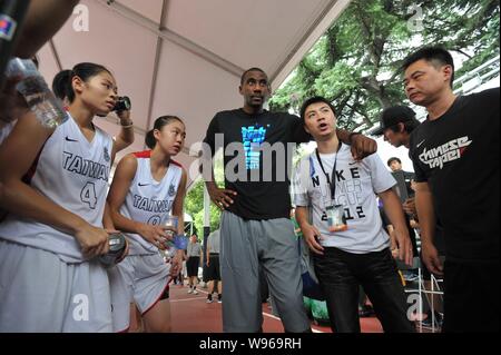 Stella NBA dei New York Knicks Amare Stoudemire è raffigurato durante una partita di basket training camp in Cina a Shanghai, 24 agosto 2012. Foto Stock