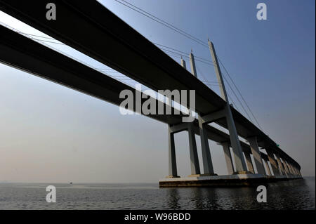 --File--Vista del Jiaozhou Bay Bridge, i mondi più lunga croce-ponte di mare, nella città di Qingdao, est Chinas provincia di Shandong, 22 marzo 2012. La Jia Foto Stock