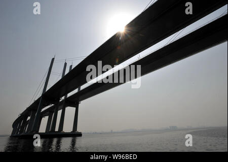 --File--Vista del Jiaozhou Bay Bridge, i mondi più lunga croce-ponte di mare, nella città di Qingdao, est Chinas provincia di Shandong, 22 marzo 2012. La Jia Foto Stock