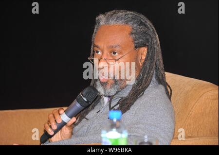 Vocalist americano Bobby McFerrin è raffigurato nel corso di una conferenza stampa in Cina a Shanghai, 29 febbraio 2012. Foto Stock