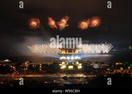 Vista di uno spettacolo pirotecnico durante il decimo in Cina (Liuyang) International Festival dei fuochi d'artificio nella città di Changsha, porcellane centrale nella provincia del Hunan, 22 Settembre Foto Stock