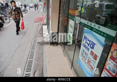 --File--A passeggiate a piedi passato un annuncio pubblicitario per il Viagra in Cina a Shanghai, 25 febbraio 2011. Una tecnologia cinese società è protetto dalla legge t Foto Stock