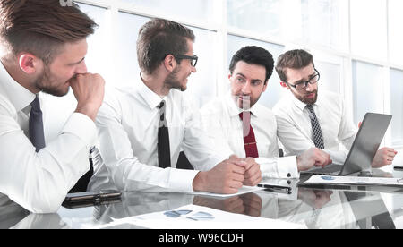 Il team di business seduti a un tavolo nella sala conferenze Foto Stock