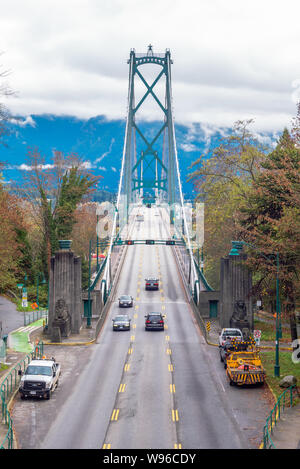 VANCOUVER, BC, Canada - 30 ottobre 2018: giornata tipica del traffico sul Ponte Lions Gate, che collega Vancouver per la North Shore. Foto Stock