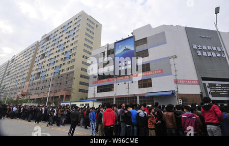 La Folla di cinesi in cerca di lavoro in coda fino al di fuori della fabbrica di Foxconn a Shenzhen, sud Chinas nella provincia di Guangdong, 13 febbraio 2012. Foxconn, Taiw Foto Stock