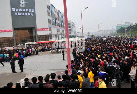 --FILE -- la folla di cinesi in cerca di lavoro in coda al di fuori del Qinghu Foxconn centro di reclutamento prima di una assunzione da parte della Foxconn Technology Group in Foto Stock