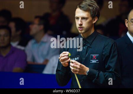 Judd Trump di Inghilterra chalks spunto come egli compete nei confronti di Mark Allen dell Irlanda del Nord durante il secondo round del World Snooker Shanghai Maste Foto Stock