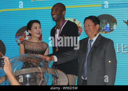 NBA superstar Kobe Byrant, centro, attrice cinese Xu Qing, sinistra e un altro ospite partecipare ad un banchetto di beneficenza di Kobe Bryant Fondo di Cina a Shanghai Foto Stock