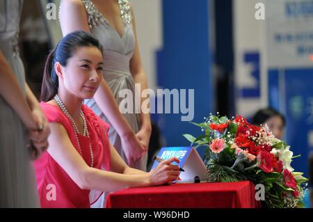 Chinese Olympic Champion diving Guo Jingjing è raffigurato durante una attività promozionale a Fuzhou, sud Chinas provincia del Fujian, 6 maggio 2012. Foto Stock