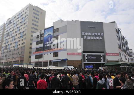 La Folla di cinesi in cerca di lavoro in coda fino al di fuori della fabbrica di Foxconn a Shenzhen, sud Chinas nella provincia di Guangdong, 13 febbraio 2012. Foxconn, Taiw Foto Stock