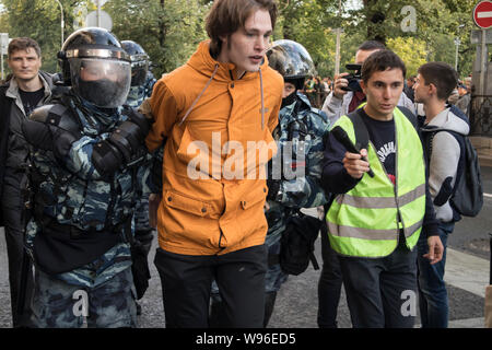 Mosca, 10 agosto 2019. Sommossa degli ufficiali di polizia di trattenere un partecipante di un unsanctioned a piedi dopo la riunione Foto Stock