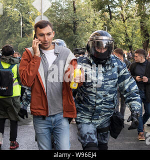 Mosca, 10 agosto 2019. Sommossa degli ufficiali di polizia di trattenere un partecipante di un unsanctioned a piedi dopo la riunione Foto Stock