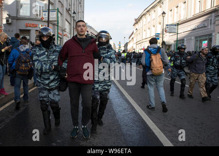 Mosca, 10 agosto 2019. Sommossa degli ufficiali di polizia di trattenere un partecipante di un unsanctioned a piedi dopo la riunione Foto Stock