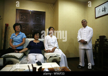 Il cinese Tai Chi master Yan Fang (secondo da sinistra) è raffigurato in Shijiazhuang, porcellane del nord nella provincia di Hebei, 31 agosto 2012. Una clip di un cinese Tai Ch Foto Stock